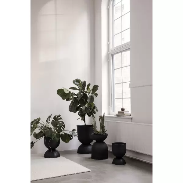 ferm LIVING - Hourglass Pot Sort, Medium, Mål: Ø: 40 x H: 59 cm.