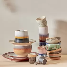 Keramikkrus, glas og kopper